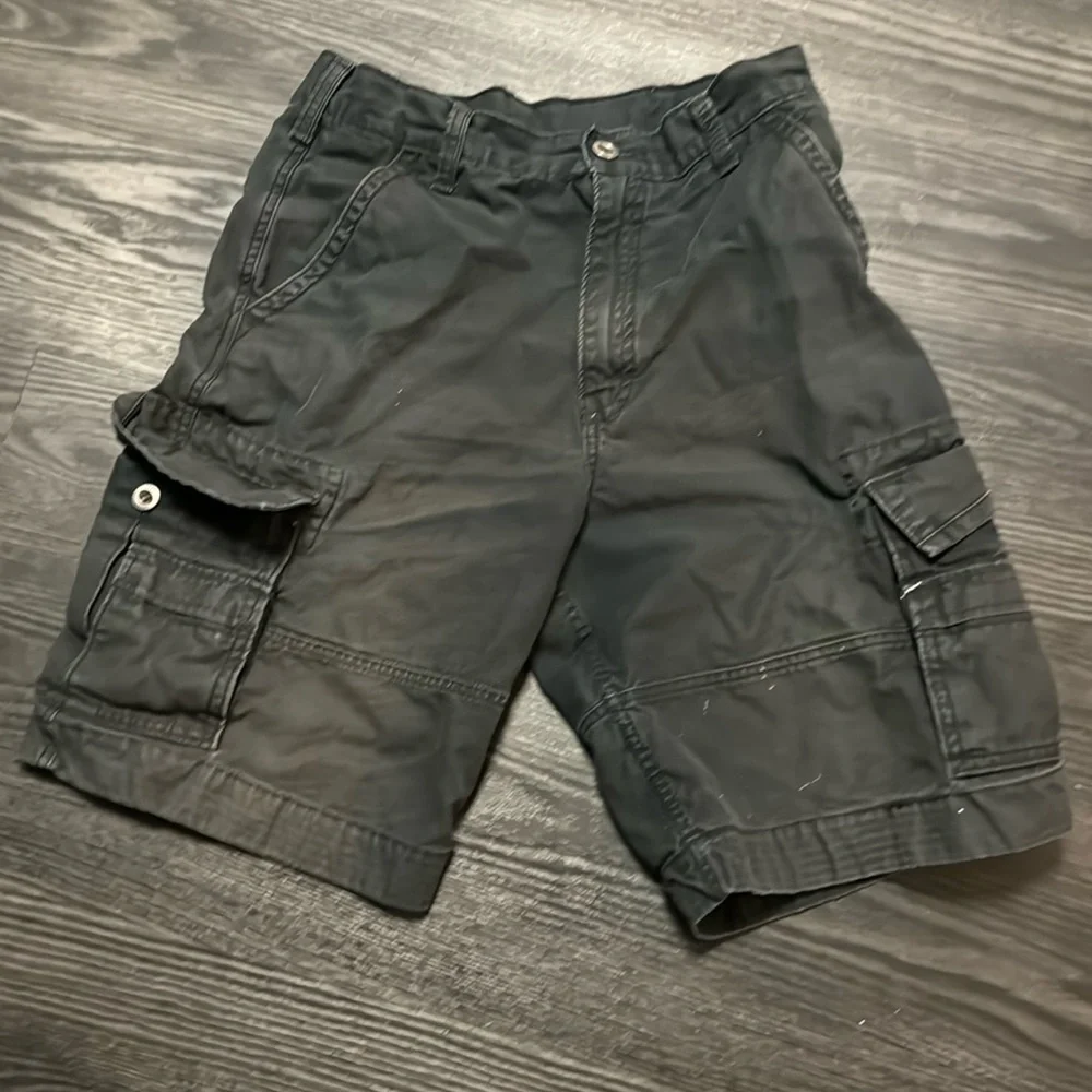 🍍LEVI CARGO SHORTS🍍no size tag🍍16” waist 🍍22” length🍍10” inseam🍍